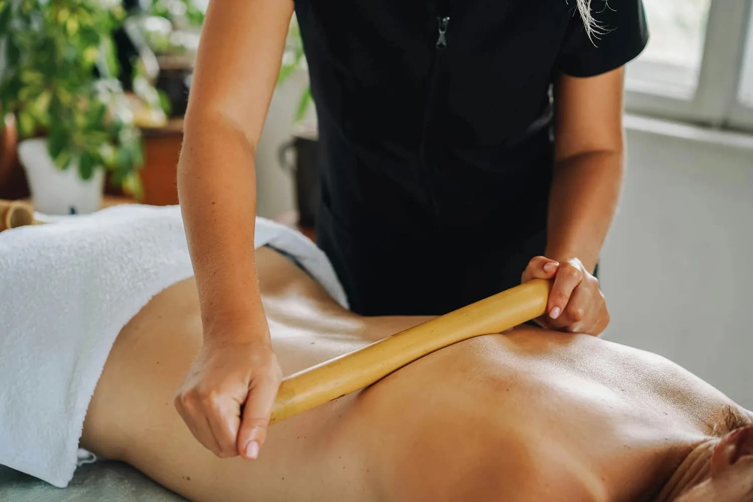 deep tissue massage for back and shoulder comfort at Gulshan Royal Thai Spa