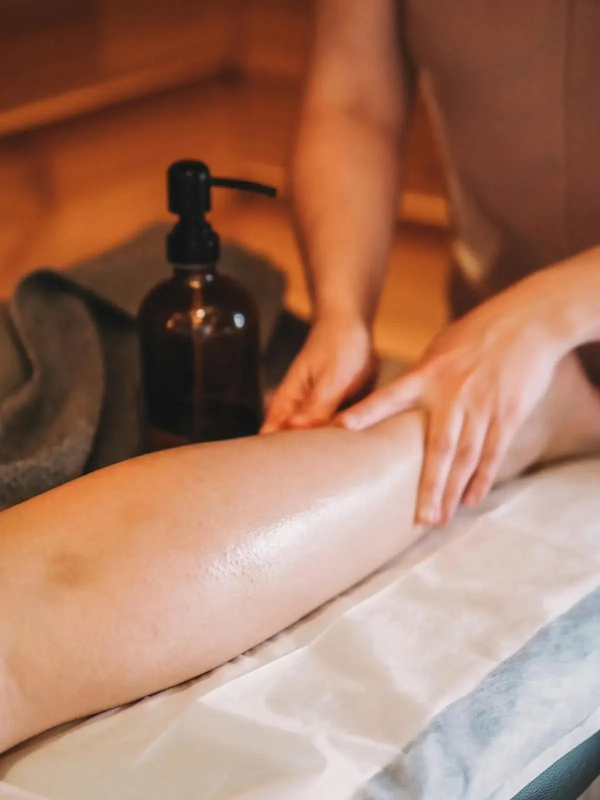 hot oil massage in Gulshan Dhaka warm oil therapy