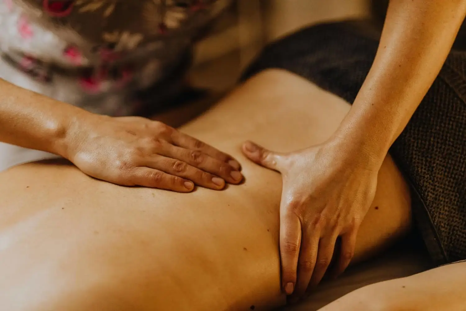 warm oil massage service at Gulshan Royal Thai Spa